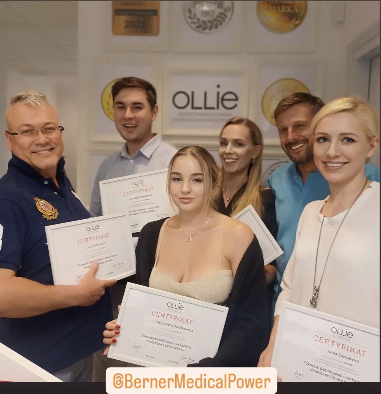 Zdjęcie ze szkolenia i certyfikatami